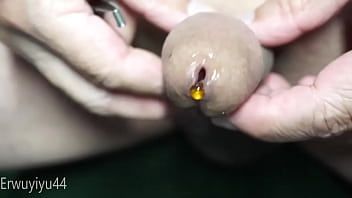Riproduci Fai cadere le perline nell'uretra e sputale fuori