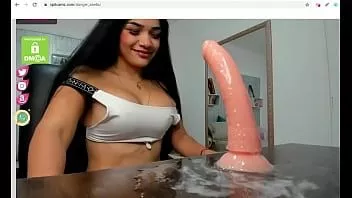 चलाएँ यह महिला अपने स्तन और डिल्डो पर थूकती है