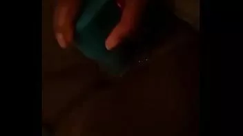 play أنا ألعب في كس بلدي بينما يستحم صديقي