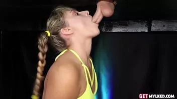 Kinky geïnkt masseuse pijpt lul van onder de tafel