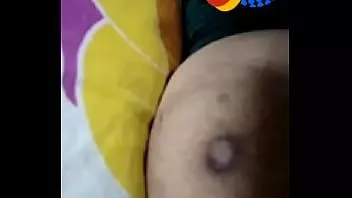 Riproduci Fidanzata indiana che mostra i suoi beni al fidanzato di turno