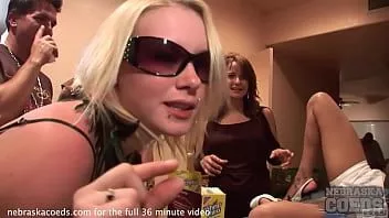 Reproduzir Um verdadeiro feriado de primavera nos bastidores com algumas strippers que gostam de festejar nuas