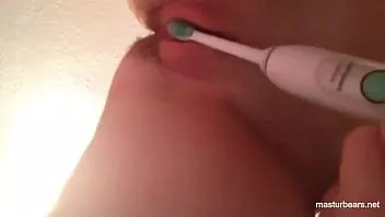 播放 用牙刷按摩我漏水的小穴