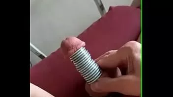 تشغيل أربع وعشرون حلقة على قضيبي والكرات والحشفة