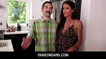 Riproduci Familymoans - nessun novembre pazzo non è possibile quando la matrigna e la ragazza sono in giro