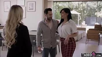 Riproduci L'agente immobiliare Milf Lilly Bell costringe il marito a tradire la moglie latina mona azar