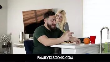 Riproduci Familytaboo4k - la sorellastra bionda nikki vuole scopare con il fratellastro