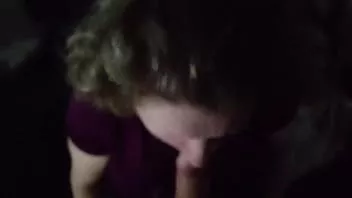 Puta gorda se cuela mientras su esposo está en el trabajo para chupar una polla