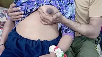 Jouer La belle-soeur indienne gémit de plaisir alors que ses seins étaient pressés et que la chatte était durement baisée par son beau-frère