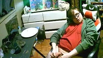 Jouer Branler et se frotter les pieds en léchage de sperme