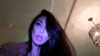 رأى الزوج زوجته في ملهى ليلي ثم مارس الجنس معها بشدة.