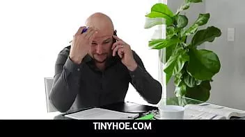 Jouer Tinyhoe - la douce teen biny beaz à genoux et en train de sucer la bite de son beau-père
