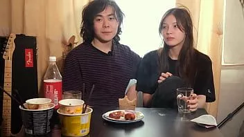 Riproduci [asmr] pov: tu sei il terzo incomodo al tavolo (mukbang) katyafeelgood