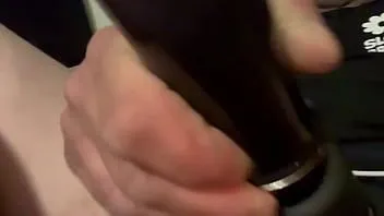 Riproduci Un ragazzo sexy vestito di nero si scopa il culo con un vibratore finché il suo cazzo in gabbia non spruzza sperma