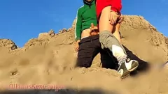 Esposa realmente cachonda recibe paja y corrida al aire libre en la playa