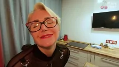 Gözlük Giyen Sarışın MILF Bar Taburesinde Anal Vuruş Alır