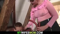 Dojrzała mama zostaje przyłapana na zdradzie z dużym kutasem