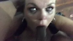 Jouer La MILF bien roulée Jenna Jaymes se déchaîne sur une grosse bite noire