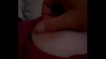 تشغيل تدليك صدر الزوجة بينما هي تمارس العادة السرية