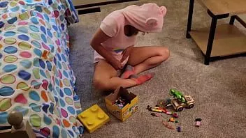 play Kızın bezini değiştirmeye ihtiyacı var ve babası onu değiştirirken onu sikikleri