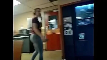 تشغيل Pawg مع مؤخرة كبيرة بحيث يمكنك وضع كتب عليها صريحة