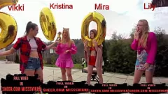 Riproduci Orgia di sesso di gruppo di strada: 4 ragazze adolescenti e le loro fighe con piercing