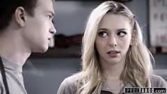 تشغيل اللسان العلني ليلي لاريمار المحفوف بالمخاطر: الشقراء المتشددين تقريبًا عالقة في المقهى