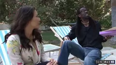 Redare O micuță asiatică își ia primul penis negru în sălbăticie pentru o aventură de neuitat în aer liber