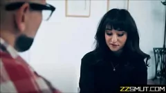 再生 ブルネットのポルノスターの継娘が家に戻り、このハードコアタブーの家族ポルノで継父に激しく犯される